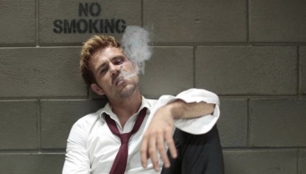 constantine-fumando