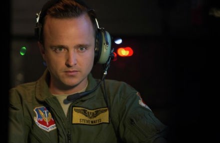 espias-desde-el-cielo-aaron-paul